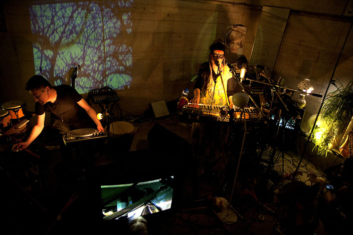 Ralf Meinz und Ulrike Helmholz Live im Tresorraum für Elektrische Kunst, Kunstamt Tübingen - Foto: Muhammed Krauß